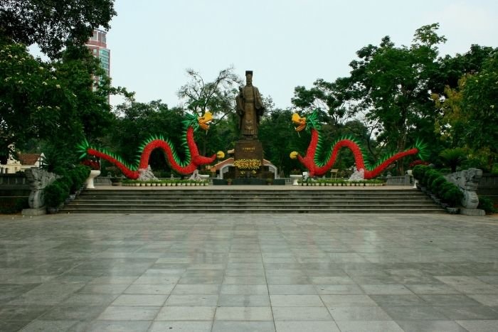 Take a break in the beautiful Ly Thai To flower garden 