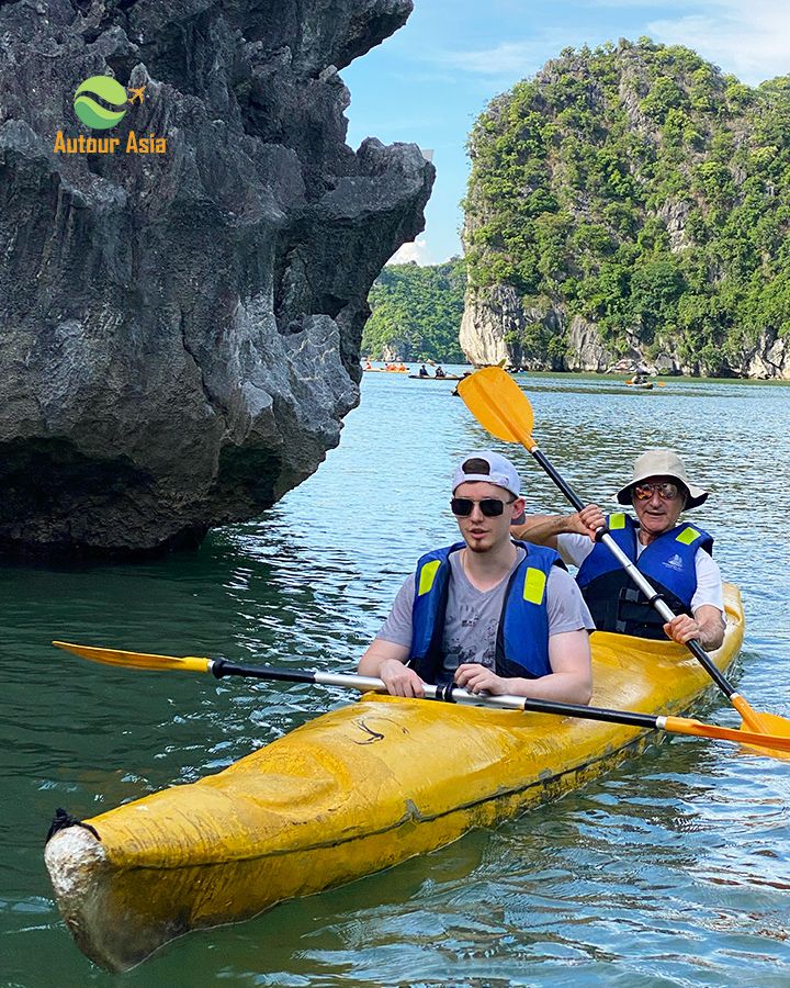 900x600-6-Kayak-in-Lan-Ha-Bay-Vietnam