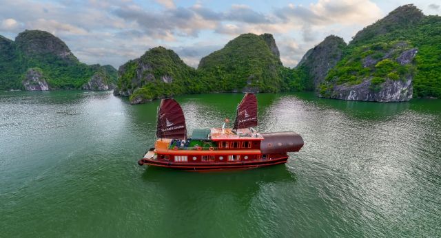 Sunlight Boutique cruise in Lan Ha Bay