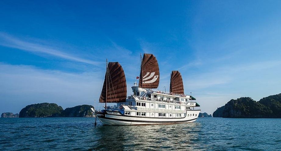 Bhaya Classic junk cruise in Halong Bay