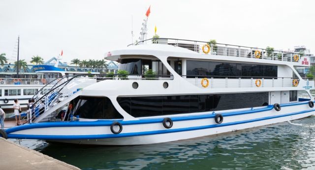 La Casta cruise in close view