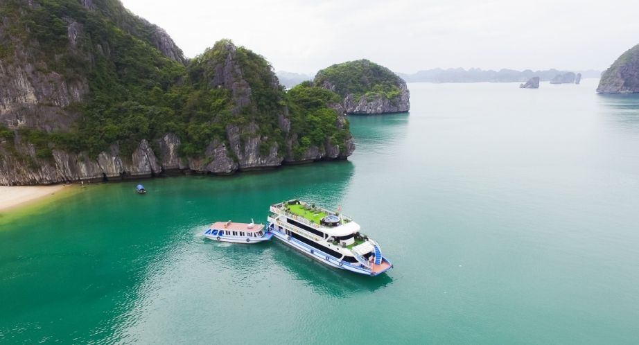 La Casta Daily cruise through Halong bay