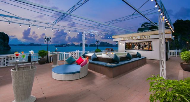 Jacuzzi-pool-in-front-of-outdoor-bar