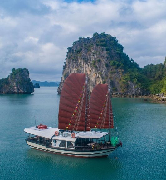 LAmour Private Cruise In Bai Tu Long Bay