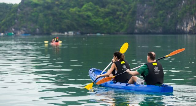 Kayak in Lan Ha Bay