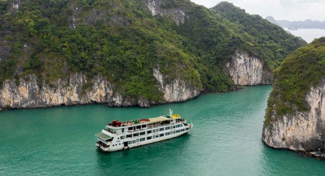Regina Royal cruise through Halong bay - Lan Ha bay