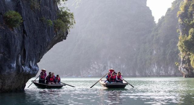 Kayaking Bai Tu Long bay