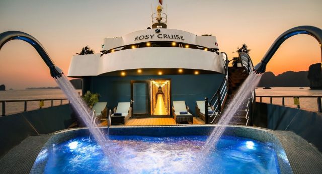 Impressive jaccuzi with double faucets