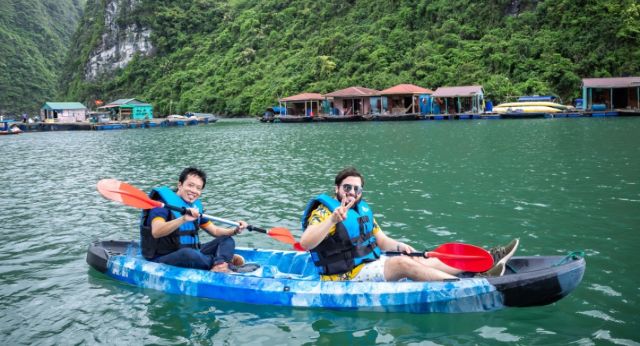 Interesting moment with kayak adventure