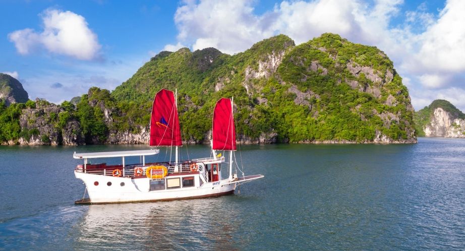 Amazing Sails Explorer Private Day cruise