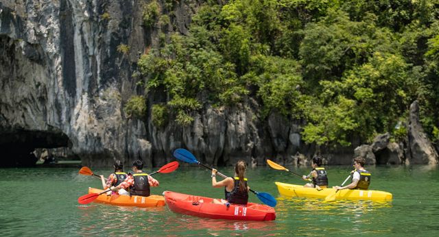Kayaking-in-halong-bay