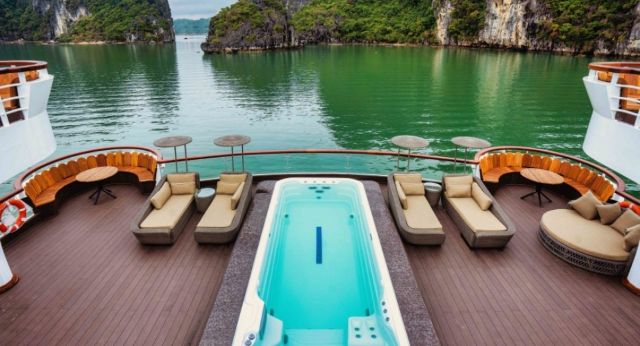 A large jacuzzi pool