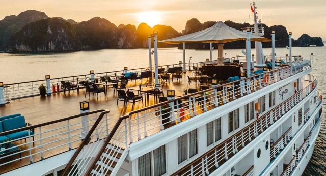 Immerse beauty of sunset in Lan Ha bay