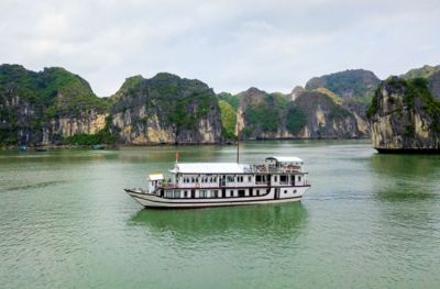Hanoi - Halong Bay - Sung Sot Cave - Titop / Soi Sim Island (-,L,D)