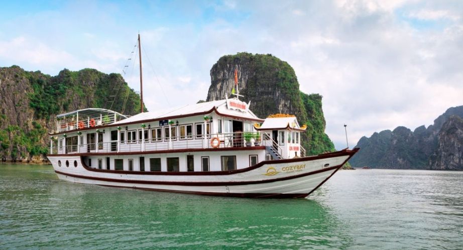 Cozy Bay cruise in Halong bay