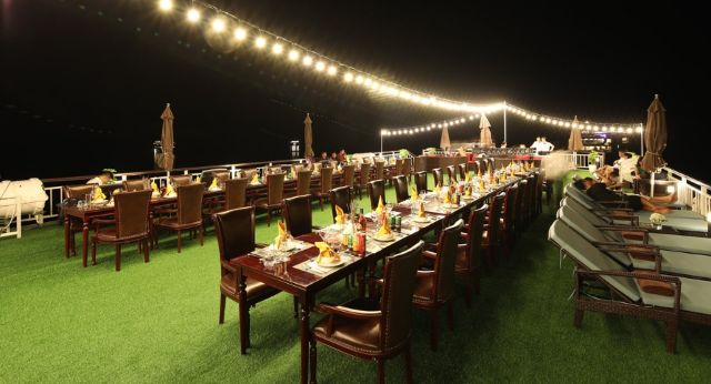 Dining program on boat
