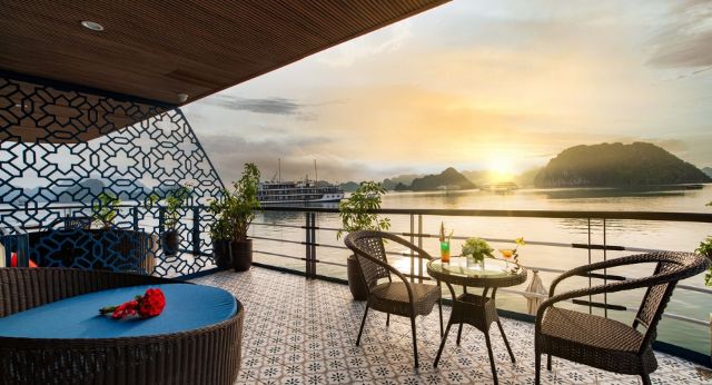 Admire the beauty of Lan Ha Bay