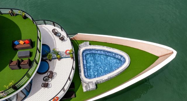 Fancy pool at the bow