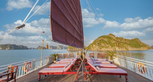 See whole Halong bay on sundeck