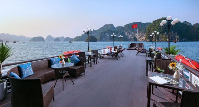 Breathtaking Bai Tu Long Bay scenery