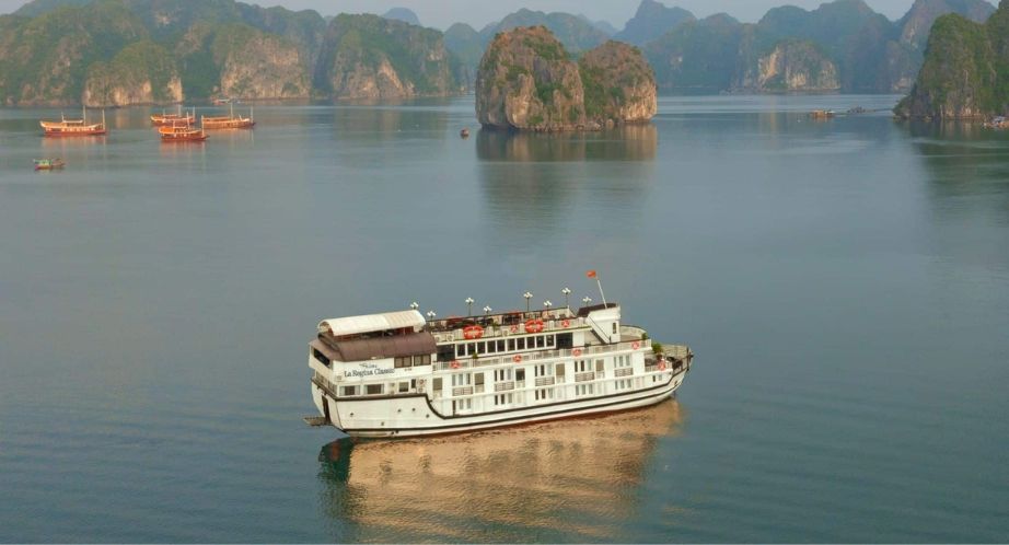 La Regina Classic cruise in Bai Tu Long bay