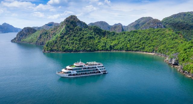Le Theatre Cruise through Cat Ba island