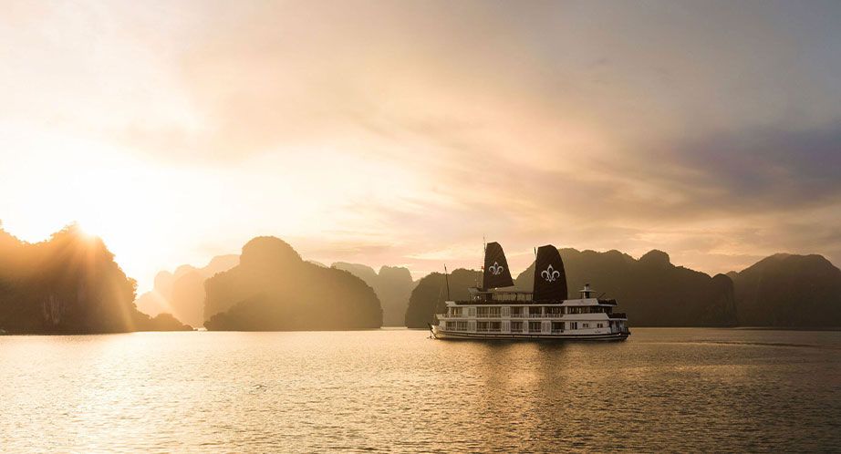 Sunset-in-bai-tu-long-bay