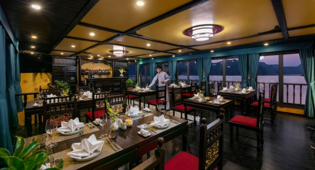Set up luxury dining room for tourits