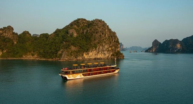 Cruise sail through Lan Ha Bay