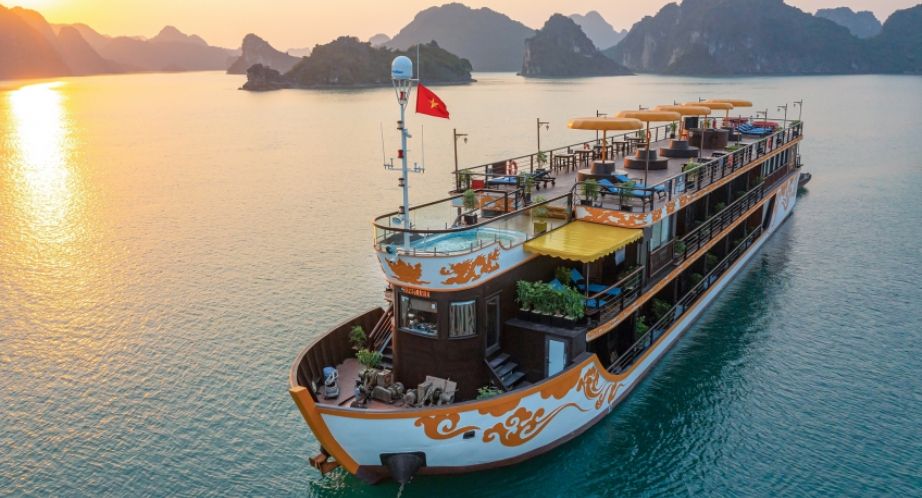 Nostalgia cruise Halong bay