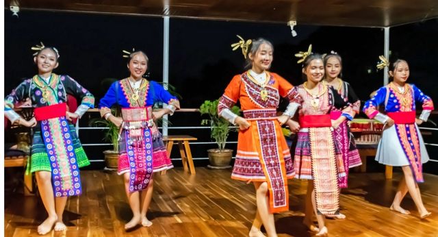 Enjoy traditional Lao dance