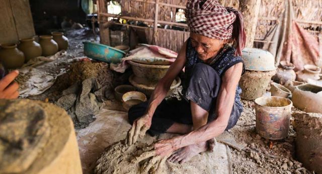 Visit traditional pottery-making village