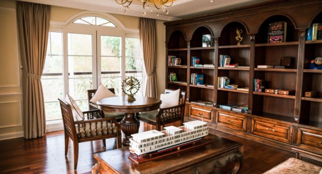 Spacious & luxurious library