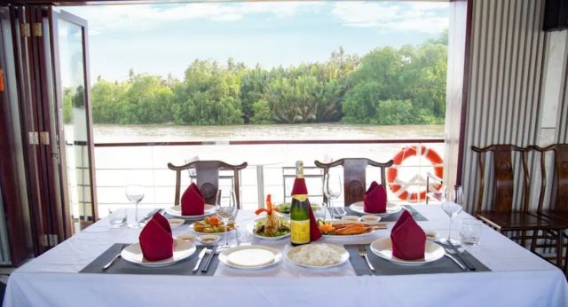 Restaurant on board