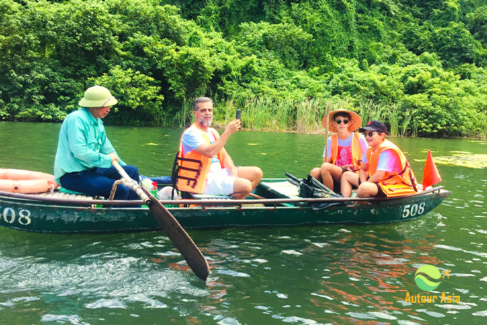 Cruise by sampan in Trang An