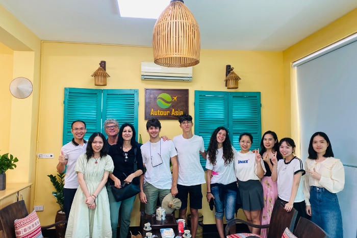 A warm welcome at the Autour Asia office ! 