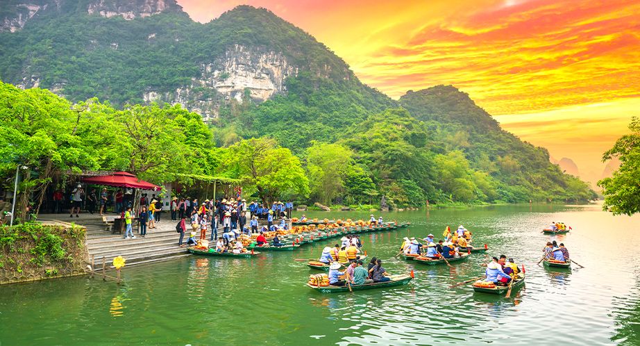 Sampan cruise in Trang An (Ninh Binh)