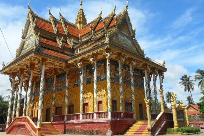 Go to the pagoda in Battambang in 7 days in Cambodia