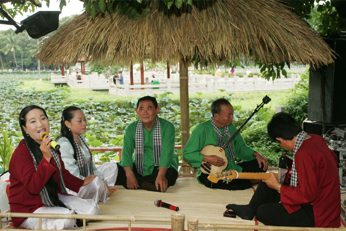 Enjoy performances of traditional southern Vietnamese music (Đờn Ca Tài Tử)