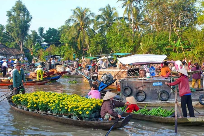 Visit Cai be floating market in your Saigon Siem Reap 7 days 