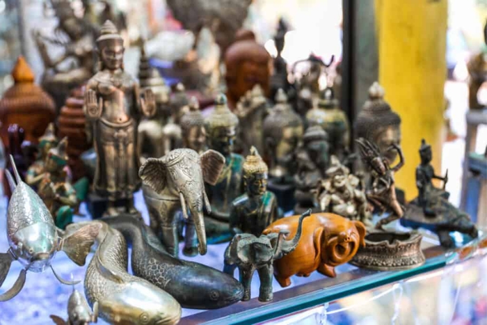 Wooden sculptures as Battambang souvenirs 