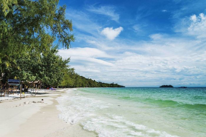 Long Set Beach: white sand and crystal-clear waters on Koh Rong