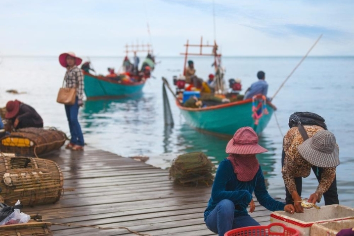 The authentic atmosphere at the seaside crab market
