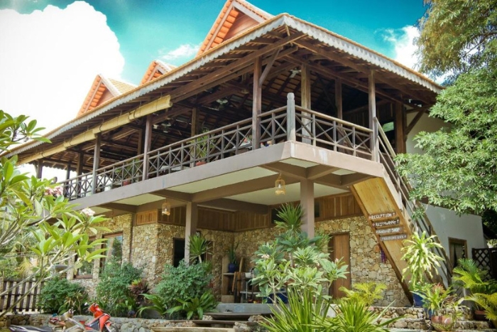Khmer Hands - A green setting in Kep