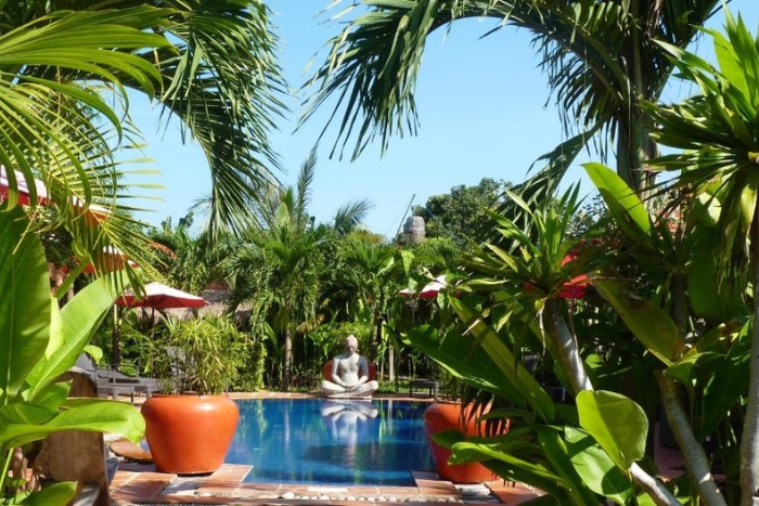 Raingsey Bungalow Kep, a haven of peace surrounded by palm trees