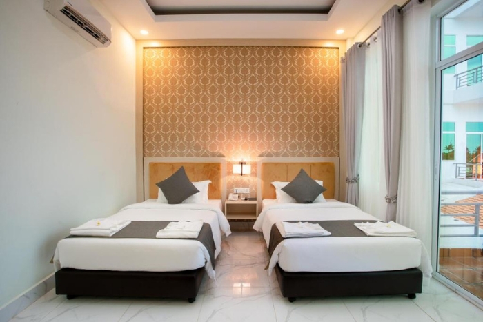 A refined stay in a comfortable room at Sangkahak Mith Hotel