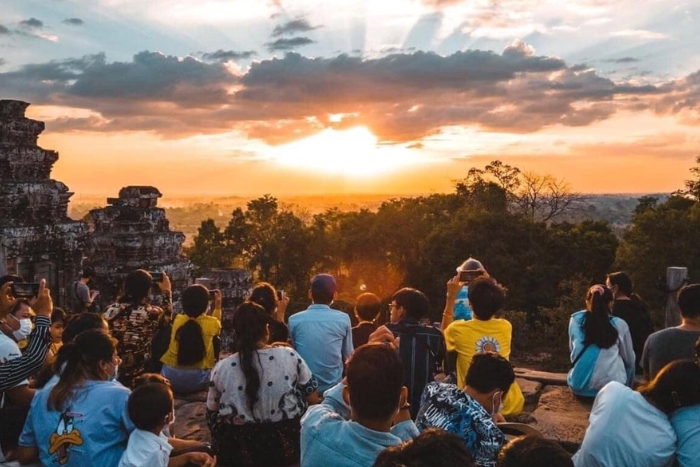 What to do in Siem Reap? Watch the sunset from Phnom Bakheng