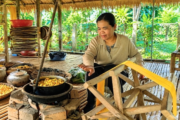 Traditional weaving in everyday life on Koh Dach, the Silk Island