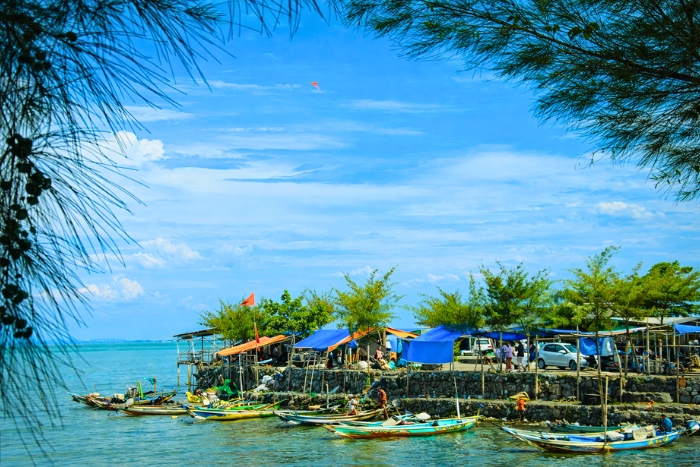 Experience an authentic journey on the Tonl&eacute; Sap Lake