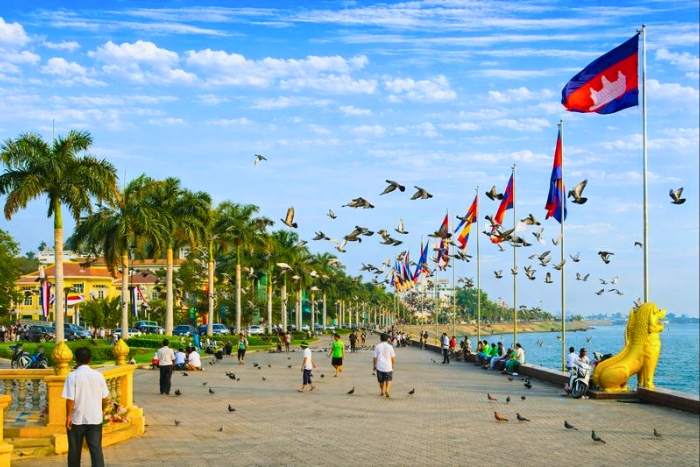 Between golden light and river breeze: Strolling along Sisowath Quay